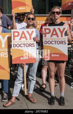 Bristol, Royaume-Uni. 14th juin 2023. Les jeunes médecins font la grève pendant 72 heures dans leur conflit de rémunération en cours. Appuyée par la BMA et la HCSA, la demande de rémunération vise à rétablir le revenu perdu par des années d'augmentation de salaire inférieure à l'inflation. La photo montre des médecins à l'extérieur de l'infirmerie royale de Bristol. Crédit : JMF News/Alay Live News Banque D'Images