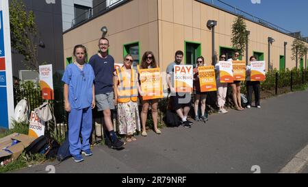 Kingston-upon-Thames, Royaume-Uni. 14th juin 2023. Des médecins juniors frappants sur une ligne de piquetage à l'extérieur de l'hôpital de Kingston pendant une marche de 72 heures par le BMA Banque D'Images