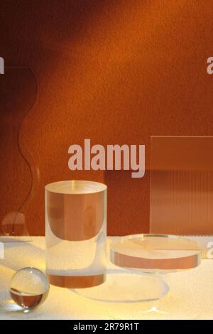 Le socle en verre transparent affiche une lumière d'arrière-plan moderne et un fond de résection d'ombre Banque D'Images