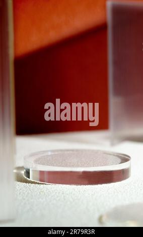 Le socle en verre transparent affiche une lumière d'arrière-plan moderne et un fond de résection d'ombre Banque D'Images