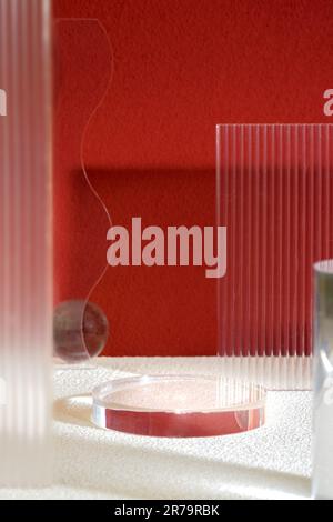 Le socle en verre transparent affiche une lumière d'arrière-plan moderne et un fond de résection d'ombre Banque D'Images