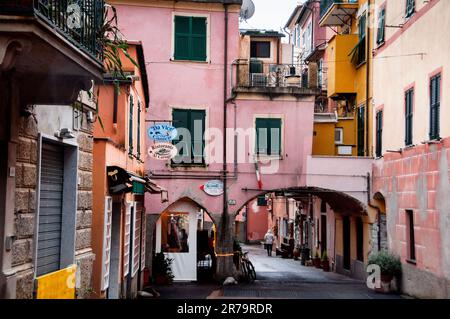 Maisons-tours colorées à Monterossa al Mare, Cinque Terre, Italie. Banque D'Images