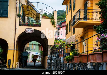 Arche en tonneau à Monterossa al Mare, Cinque Terre sur la Riviera italienne dans le nord de l'Italie. Banque D'Images