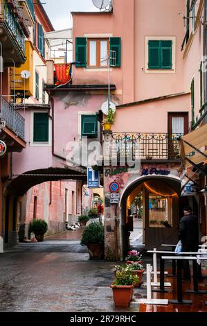 Passage voûté et maisons-tours à Monterossa al Mare, Cinque Terre, Riviera italienne, Italie. Banque D'Images