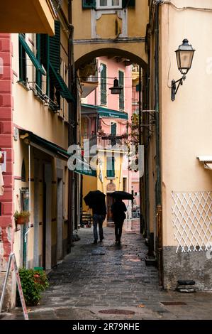 Maisons de tour colorées à Monterossa al Mare dans les Cinque Terre sur la Riviera italienne en Italie du Nord. Banque D'Images