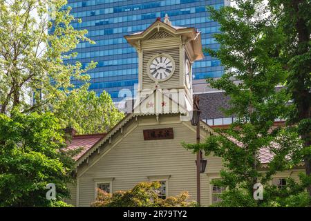 Tour d'horloge de Sapporo, ancien Collège agricole, à Sapporo, Hokkaido, Japon. Traduction: Salle des arts martiaux Banque D'Images