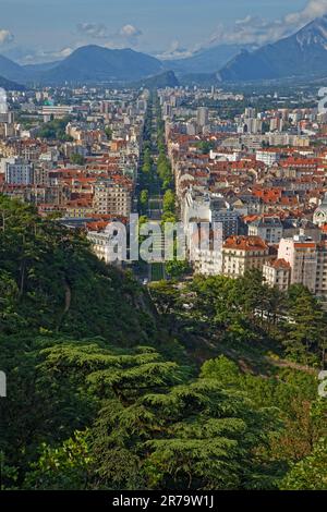 GRENOBLE, FRANCE, 12 juin 2023 : la ville vue de la forteresse de la Bastille, donnant sur la ville la plus plate de France. Banque D'Images