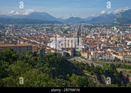 GRENOBLE, FRANCE, 12 juin 2023 : la ville vue de la forteresse de la Bastille, donnant sur la ville la plus plate de France. Banque D'Images