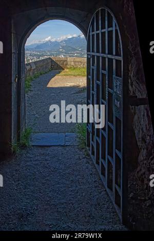 GRENOBLE, FRANCE, 12 juin 2023 : Une porte de la forteresse de la Bastille, donnant sur la ville comme cadre autour du paysage de montagnes Banque D'Images