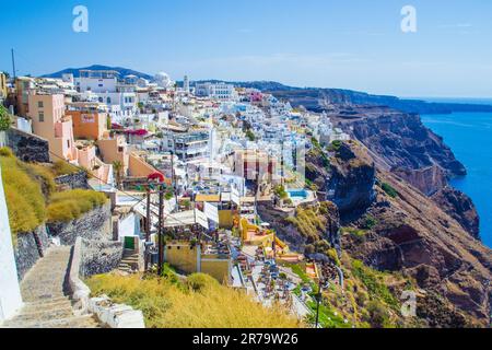 Thera,Santorini,Grèce,7 septembre 2013: Hôtels et restaurants de luxe perchés sur le bord de la falaise de la Caldera avec une vue imprenable sur la mer à Fira Banque D'Images