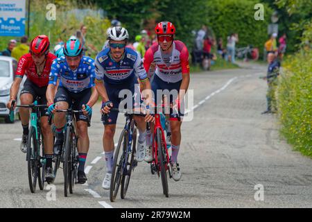 PINET, FRANCE, 12 juin 2023 : Julian Alaphippe dirige la scène du Criterium du Dauphine, une course cycliste sur huit jours et l'un des contremaîtres Banque D'Images