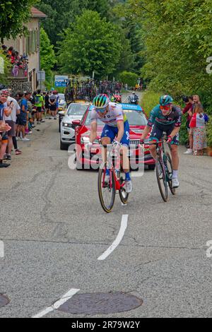 PINET, FRANCE, 12 juin 2023 : sprinters Boassen-Hagen et Bennett, dans une forte montée du Criterium du Dauphine, une course cycliste sur route sur huit jours et Banque D'Images