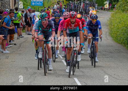PINET, FRANCE, 12 juin 2023 : Thomas de Gendt dirige le Grupetto du Criterium du Dauphine, une course cycliste sur huit jours et un des contremaîtres Banque D'Images