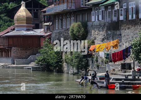 14 juin 2023, Srinagar, Jammu-et-Cachemire, Inde: Washermen lave les châles brodés de Kashmiri à côté de la rive de Jhelum, localement appelé 'Ghat, ' à Srinagar. (Credit image: © Adil Abbas/ZUMA Press Wire) USAGE ÉDITORIAL SEULEMENT! Non destiné À un usage commercial ! Banque D'Images