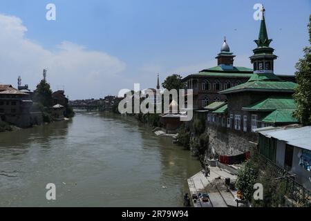 14 juin 2023, Srinagar, Jammu-et-Cachemire, Inde: Washermen lave les châles brodés de Kashmiri à côté de la rive de Jhelum, localement appelé 'Ghat, ' à Srinagar. (Credit image: © Adil Abbas/ZUMA Press Wire) USAGE ÉDITORIAL SEULEMENT! Non destiné À un usage commercial ! Banque D'Images