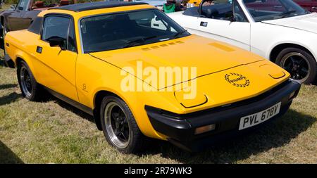 Vue des trois quarts avant d'un jaune, 1980, Triumph TR7, exposé au salon de l'auto Deal Classic 2023 Banque D'Images