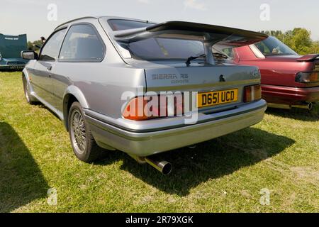 Vue des trois quarts arrière d'un Ford Sierra RS Cosworth bleu 1986 exposé au salon de l'auto Deal Classic 2023 Banque D'Images