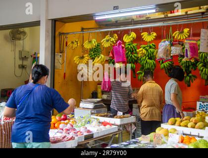 2023- 24 mars- MALAISIE, PENANG, GEORGETOWN-différentes variétés de bananes sont vendues sur le marché pour les clients, ils sont suspendus pour être choisis Banque D'Images