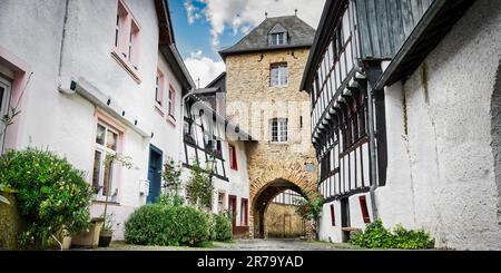 Allée jusqu'à l'Hirtentor, dans le centre-ville historique de Blankenheim, dans la région d'eifel Banque D'Images