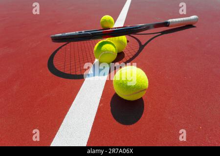 Raquette et balles de tennis sur le gazon Banque D'Images