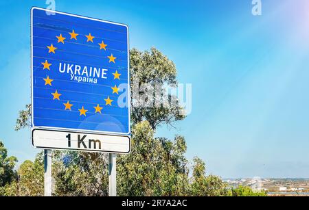 Signe de route sur la frontière d'un pays de l'Union européenne, l'Autriche 1km avant avec ciel bleu copy space Banque D'Images