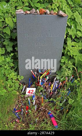 Tombe de l'écrivain Douglas Adams 1952-2001, enterrée dans le cimetière Highgate, Londres, Swain's Lane, N6 6PJ Banque D'Images