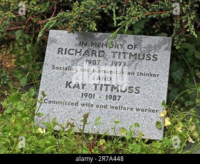 Tombe de Richard Titmuss, Kay Titmuss, 1907-1973 Thinker socialiste et humanitaire, enterré dans le cimetière Highgate, Londres, Swain's Lane, N6 6PJ Banque D'Images