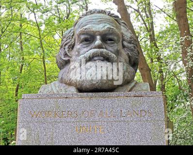 L'impressionnant tombeau Karl Marx 1954, cimetière est, cimetière Highgate, Swain's Lane, Londres, ANGLETERRE, ROYAUME-UNI, N6 6PJ Banque D'Images