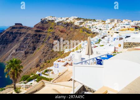 Des hôtels 5 étoiles et un restaurant sont situés à Fira, la capitale de l'île de Santorin, sur la colline volcanique escarpée surplombant la baie de Caldera Banque D'Images
