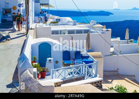 Des hôtels 5 étoiles et un restaurant sont situés à Fira, la capitale de l'île de Santorin, sur la colline volcanique escarpée surplombant la baie de Caldera Banque D'Images