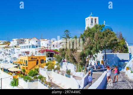 Des hôtels 5 étoiles et un restaurant sont situés à Fira, la capitale de l'île de Santorin, sur la colline volcanique escarpée surplombant la baie de Caldera Banque D'Images