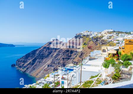 Des hôtels 5 étoiles et un restaurant sont situés à Fira, la capitale de l'île de Santorin, sur la colline volcanique escarpée surplombant la baie de Caldera Banque D'Images