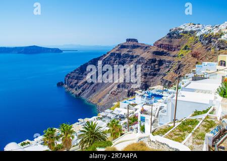 Des hôtels 5 étoiles et un restaurant sont situés à Fira, la capitale de l'île de Santorin, sur la colline volcanique escarpée surplombant la baie de Caldera Banque D'Images