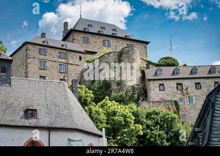 le château historique de blankenheim dans les collines d'eifel par temps ensoleillé Banque D'Images