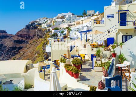 Des hôtels 5 étoiles et un restaurant sont situés à Fira, la capitale de l'île de Santorin, sur la colline volcanique escarpée surplombant la baie de Caldera Banque D'Images