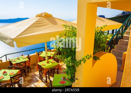 Restaurant confortable sur une terrasse au bord de la Caldera avec de belles vues sur la mer à Fira - la ville principale de l'île de Santorin, Cyclades, Grèce Banque D'Images