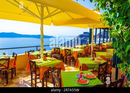 Restaurant confortable sur une terrasse au bord de la Caldera avec de belles vues sur la mer à Fira - la ville principale de l'île de Santorin, Cyclades, Grèce Banque D'Images