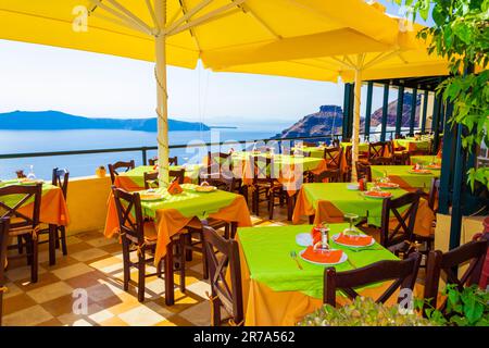 Restaurant confortable sur une terrasse au bord de la Caldera avec de belles vues sur la mer à Fira - la ville principale de l'île de Santorin, Cyclades, Grèce Banque D'Images