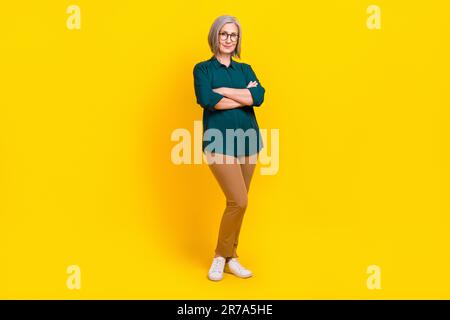 Pleine photo de l'expert en chef dame âgée avec les mains pliées prêt pour une carrière réussie isolée sur fond de couleur vive Banque D'Images