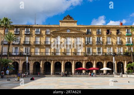 Vue sur la place New (Plaza Nueva ou Plaza Barria) avec bâtiments à arcades de style néoclassique. Bilbao, pays basque, Espagne. Banque D'Images
