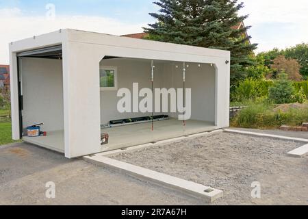 Livraison d'un garage préfabriqué en béton Banque D'Images