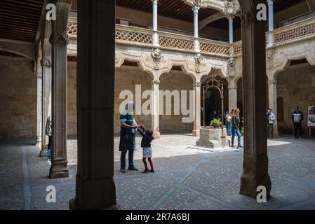 Casa de las Conchas patio, vue en été des personnes visitant la cour patio de l'époque de la Renaissance à l'intérieur de la Maison des coquillages à Salamanque, Espagne Banque D'Images