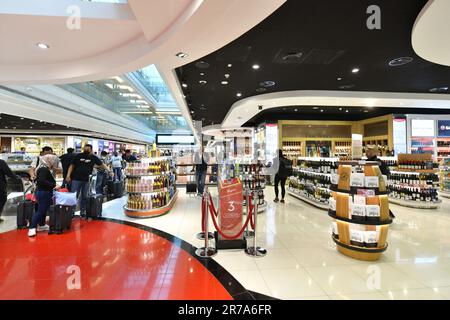 DUBAI- May14,2023 :Interior of Dubai Duty Free est la plus grande opération de vente au détail d'un aéroport au monde à l'aéroport international de Dubaï Banque D'Images