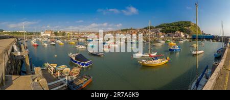 Vue panoramique sur le port de Scarborough, prise depuis le mur du port, en regardant vers le front de mer lors d'une matinée ensoleillée et lumineuse. ROYAUME-UNI Banque D'Images