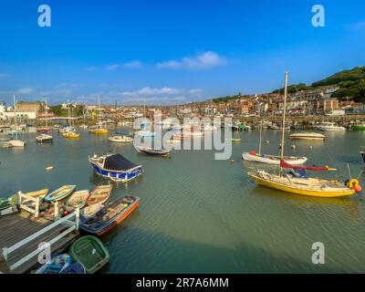 Bateaux amarrés dans le port de Scarborough, South Bay, tôt le matin par une journée ensoleillée. ROYAUME-UNI Banque D'Images