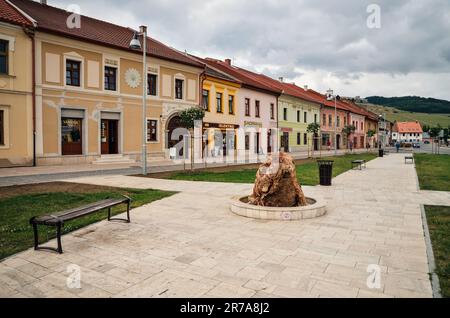 Spisske Podhradie, Slovaquie - 18 août 2015: Maisons anciennes et boutiques dans le centre de Spisske Podhradie Twon, Slovaquie. Banque D'Images