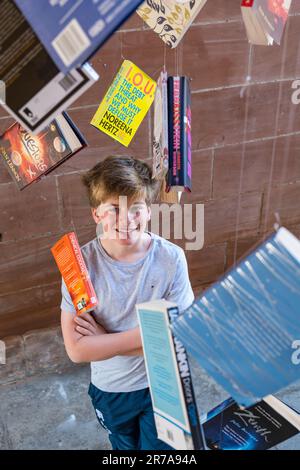 Édimbourg, Écosse, Royaume-Uni, 14 juin 2023. Lancement du Festival international du livre d'Édimbourg : le programme du festival du livre 40th est lancé sur son site, le Edinburgh College of Art Photo : Corin, 12 ans et amoureux du livre, lance le programme de cette année. Crédit : Sally Anderson/Alay Live News Banque D'Images