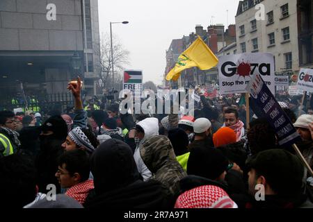 Les manifestants palestiniens font la force de police à l'extérieur de l'ambassade israélienne à Londres Banque D'Images