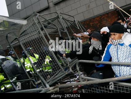 Les manifestants palestiniens font la force de police à l'extérieur de l'ambassade israélienne à Londres Banque D'Images