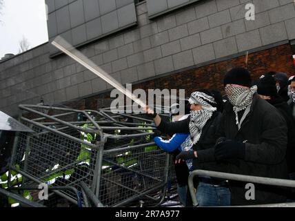 Les manifestants palestiniens font la force de police à l'extérieur de l'ambassade israélienne à Londres Banque D'Images